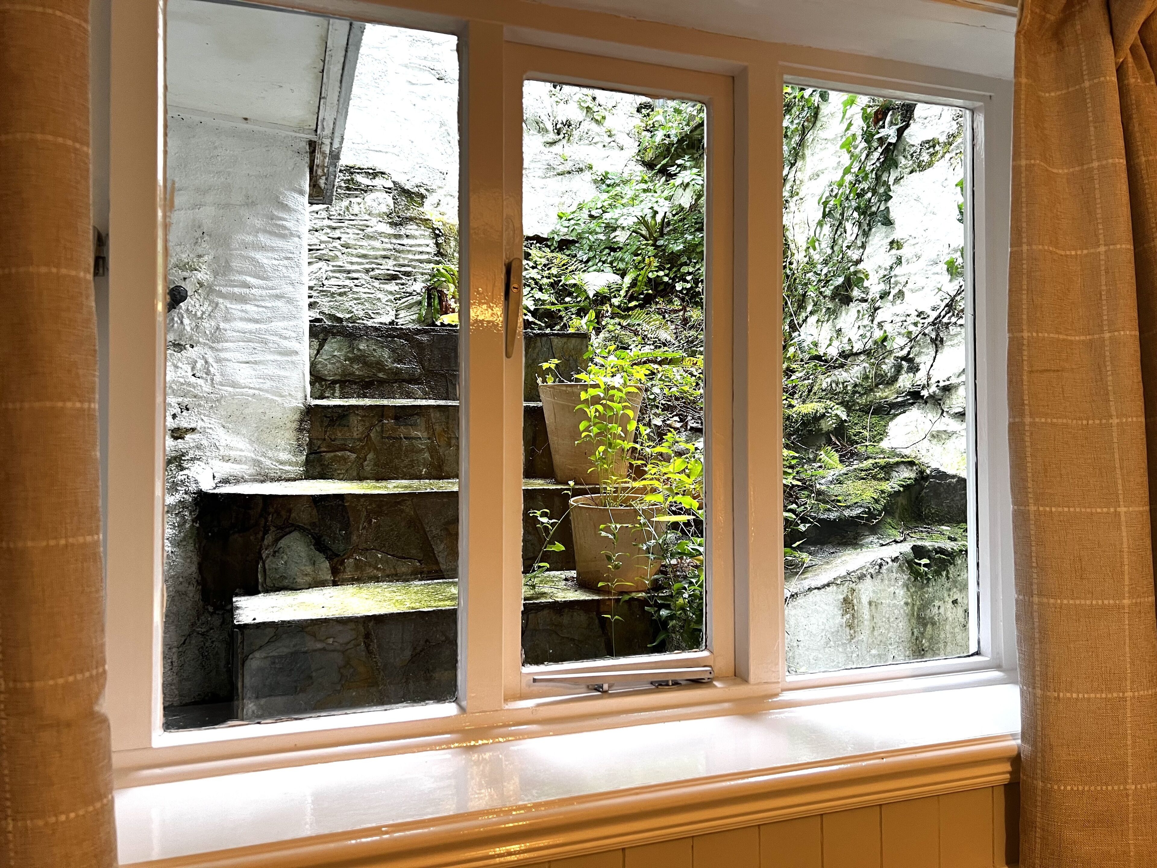 双人房, 1 张特大床, 独立浴室 (Room 10, 1st Floor, Rear Large) | 高档床上用品、办公桌、熨斗/熨衣板、免费 WiFi