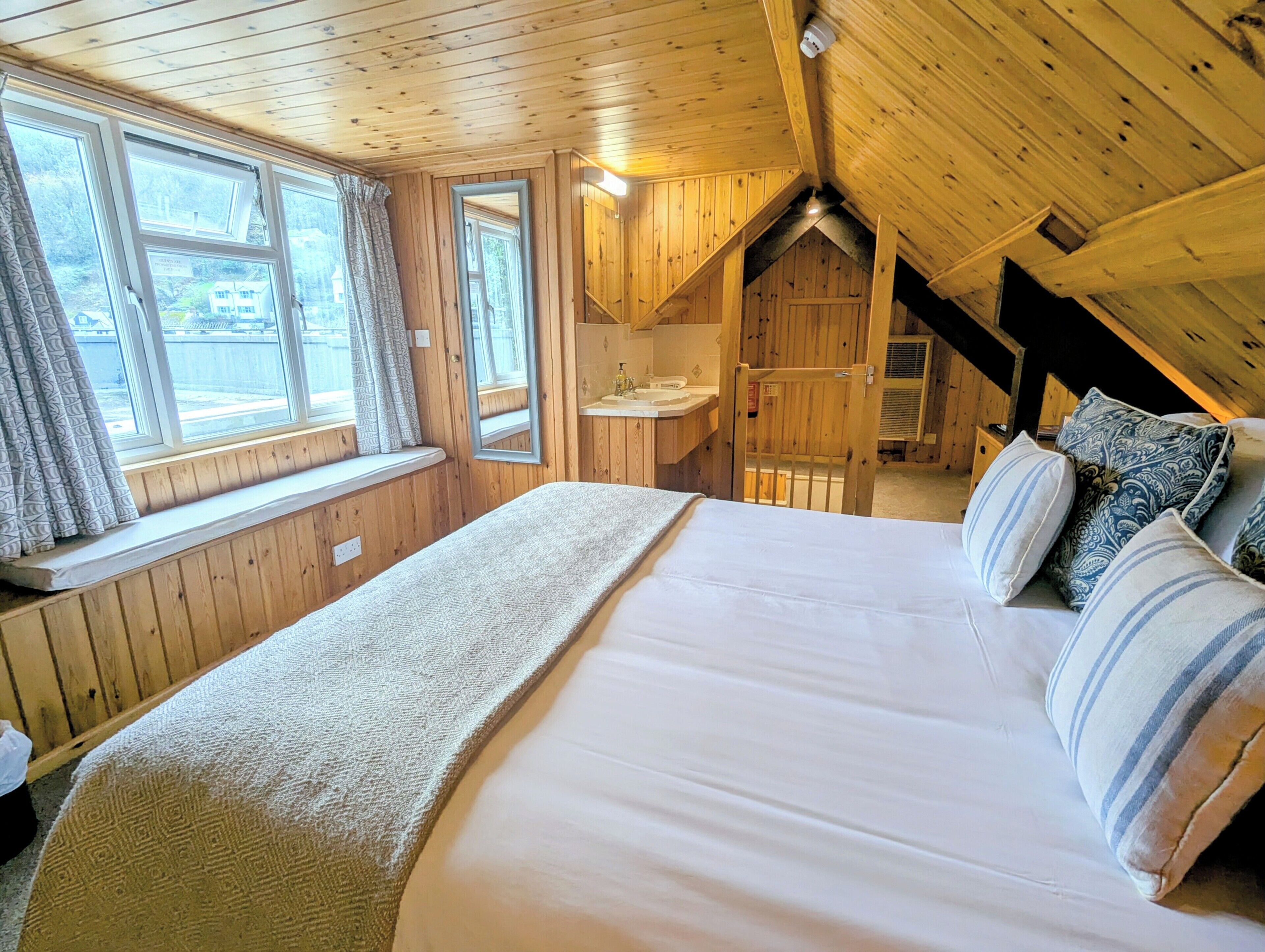 Double Room, 1 King Bed, Ensuite (Not dog friendly) | Roupas de cama premium, escrivaninha, ferros/tábuas de passar roupa