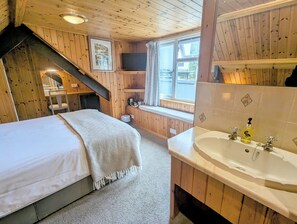 Double Room, 1 King Bed, Ensuite (Not dog friendly) | Ropa de cama de alta calidad, escritorio, tabla de planchar con plancha