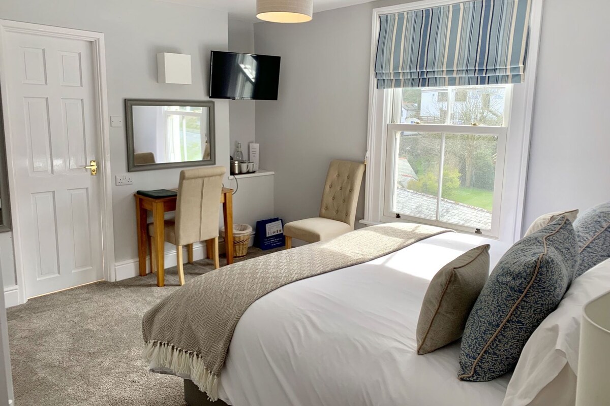 Premium bedding, desk, iron/ironing board, WiFi (free)