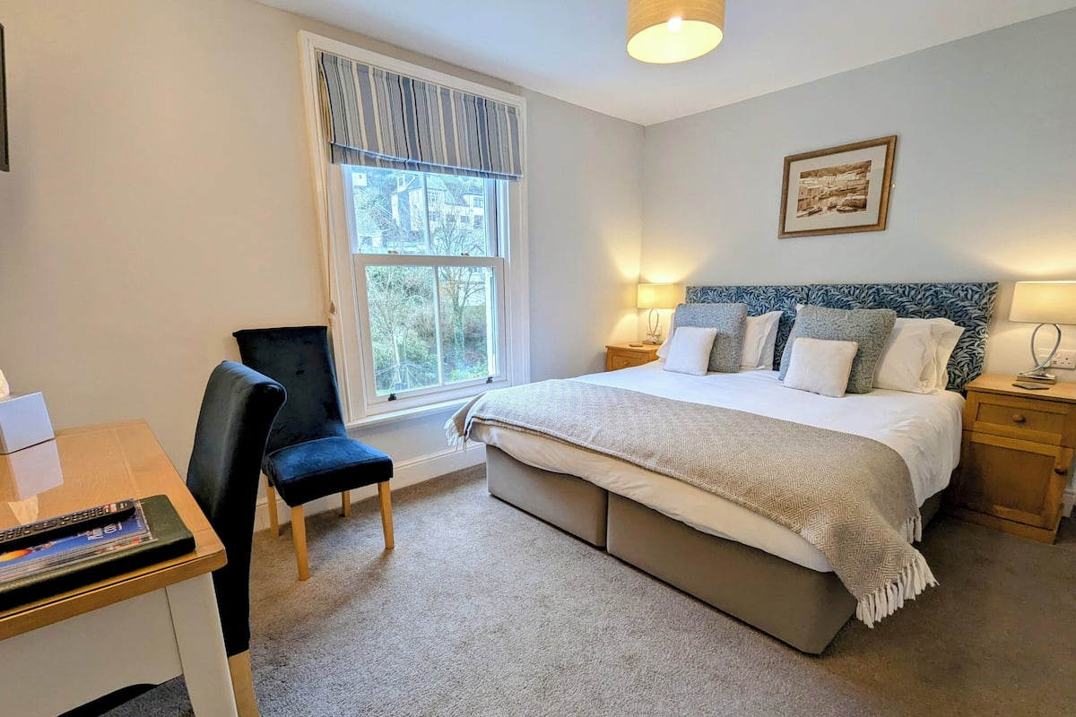 Kamer, 1 twee- of 2 eenpersoonsbedden, en-suite badkamer (Room 1, 2nd Floor, Village View) | Luxe beddengoed, een bureau, een strijkplank/strijkijzer, gratis wifi