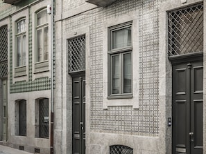 Una hilera de edificios con fachadas decorativas, ventanas amplias y puertas.
