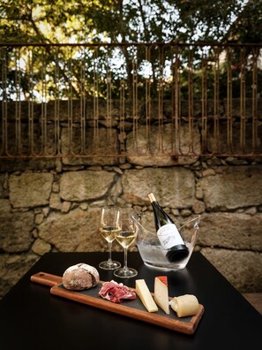 Bar (on property) - Malmerendas Boutique Lodging (Porto)