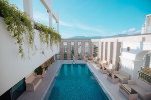 Outdoor pool, pool loungers - Danaciti Hotel (Da Nang)