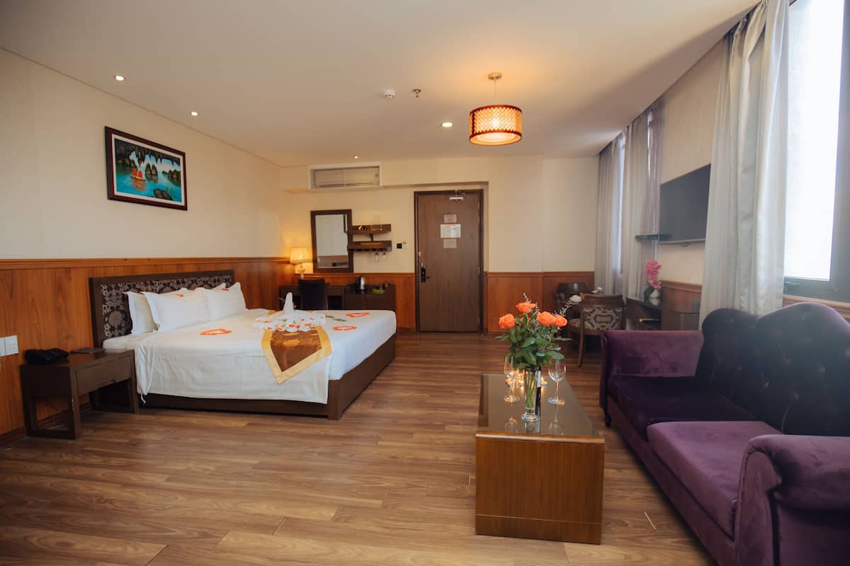 Hypo-allergenic bedding, minibar, in-room safe, individually decorated