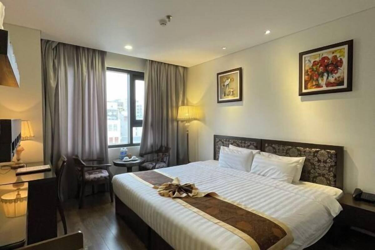 Hypo-allergenic bedding, minibar, in-room safe, individually decorated