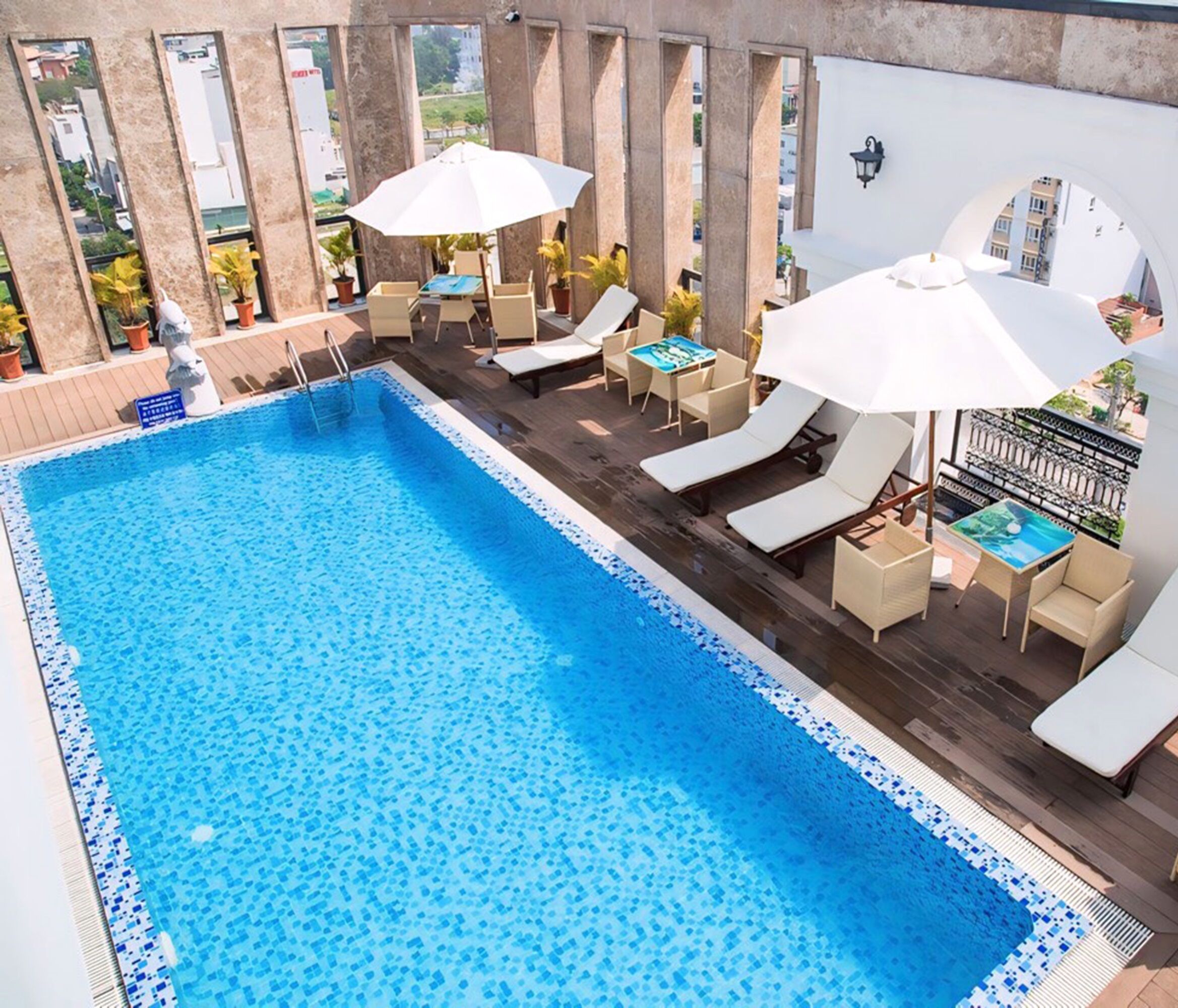 Hồ bơi ngoài trời, ghế dài tắm nắng 