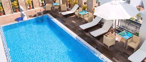 Piscine extérieure, chaises longues