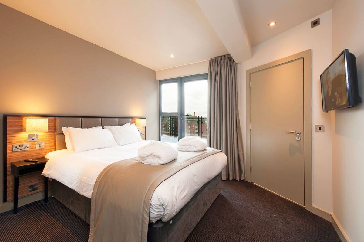 Premium bedding, iron/ironing board, WiFi (free), individually decorated