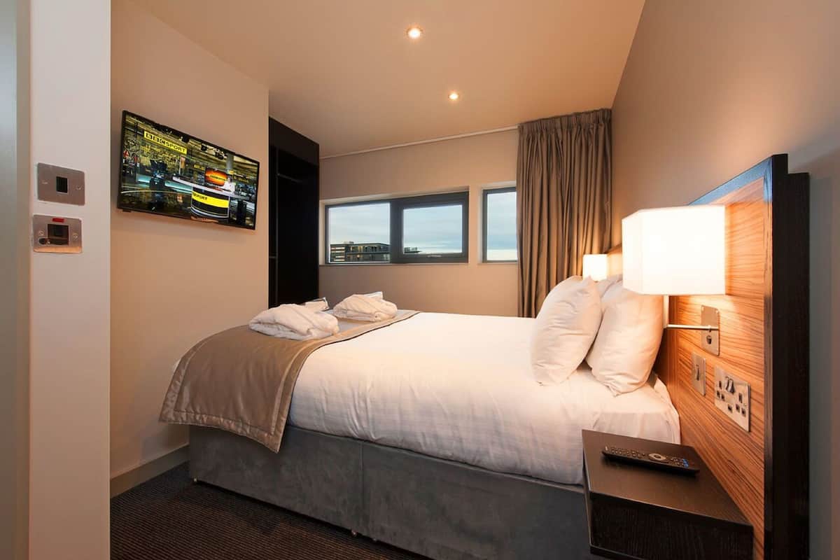 Premium bedding, iron/ironing board, WiFi (free), individually decorated
