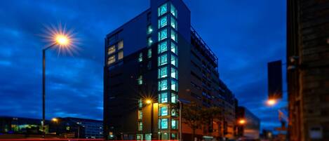 Boendets fasad - kväll/natt