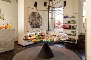 Colazione a buffet, servita tutte le mattine (22 EUR a persona) 