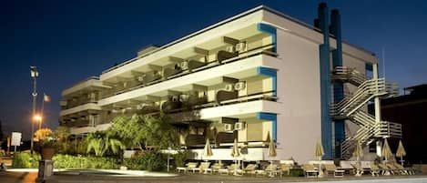 Una piscina al aire libre de temporada