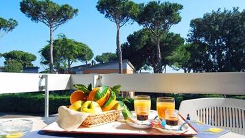 Breakfast, lunch, dinner served; local cuisine