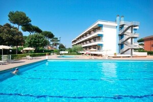 Una piscina al aire libre de temporada