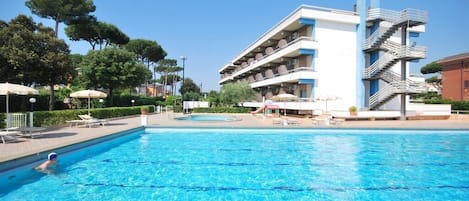 Una piscina al aire libre
