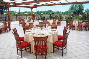 Breakfast, lunch, dinner served; local cuisine  - Hotel River Palace  (Terracina)