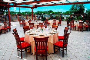 Breakfast, lunch, dinner served; local cuisine  - Hotel River Palace  (Terracina)