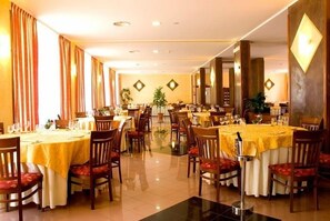 Breakfast, lunch, dinner served; local cuisine  - Hotel River Palace  (Terracina)