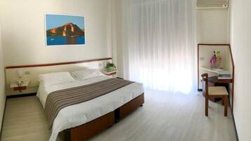 Zimmersafe, Schreibtisch, Babybetten, kostenloses WLAN