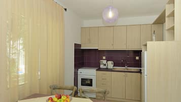 Cottage | Private kitchen | Full-sized fridge, oven, stovetop, coffee/tea maker