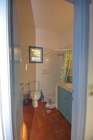Ferienhaus | Badezimmer | Dusche, Designer-Toilettenartikel, Haartrockner, Handtücher