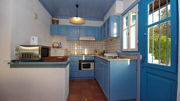 Full-size fridge, microwave, oven, stovetop