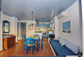 村舍 | 起居区 | 14-英寸纯平电视（配备卫星频道）、电视、DVD 播放器