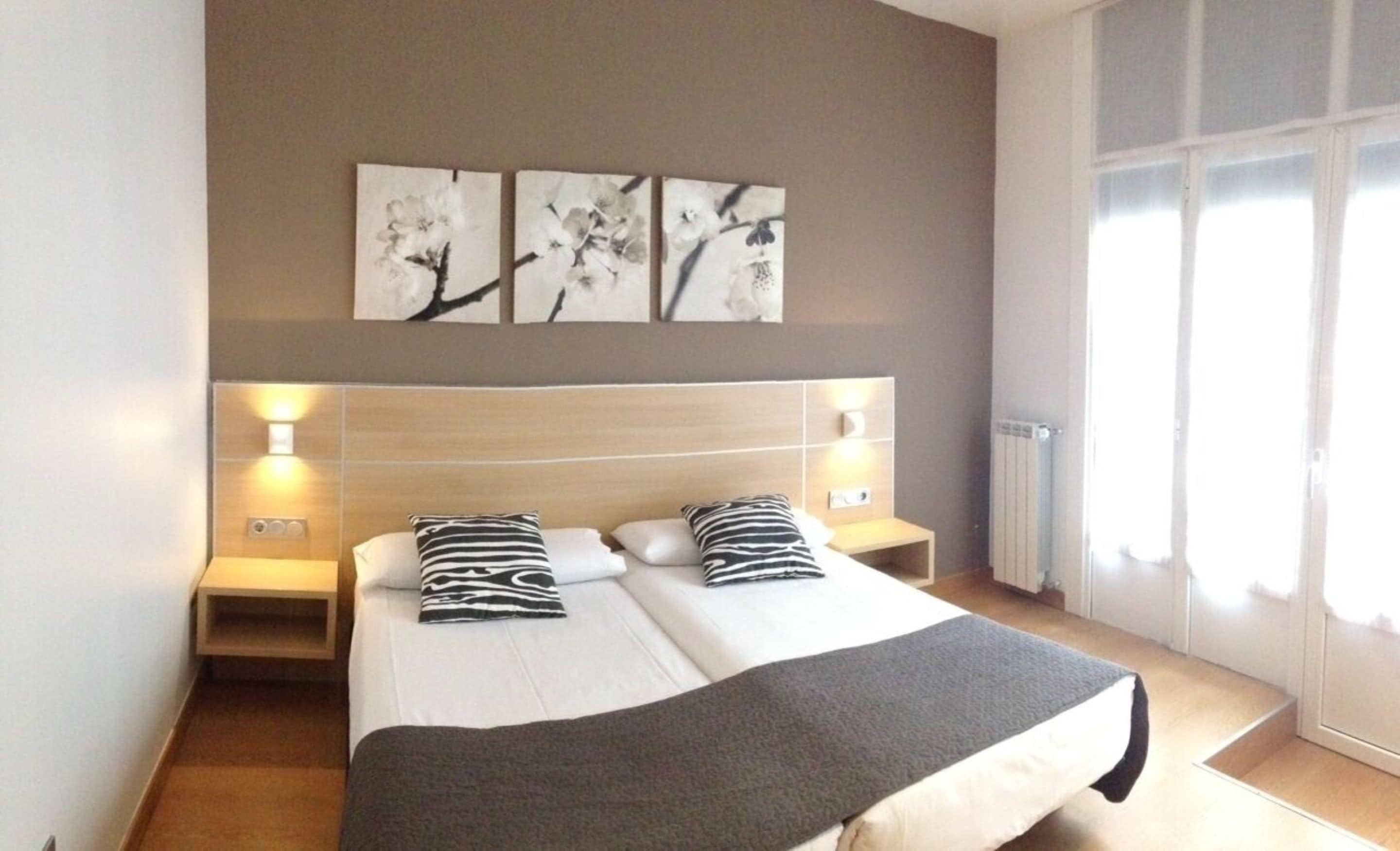 Habitación con 1 cama matrimonial o 2 individuales, vista al patio (Interior) | Minibar, caja de seguridad en la habitación y escritorio 