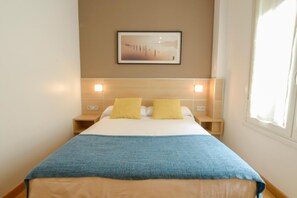 Minibar, in-room safe, desk, blackout curtains - Pensión Kursaal (San Sebastián)