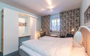 Single Room | Desk, laptop workspace, blackout drapes, bed sheets