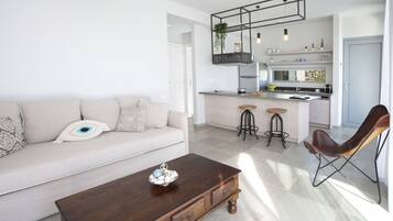 Vila Mewah, 2 kamar tidur, kolam renang pribadi, pemandangan laut | Ruang keluarga | TV layar datar dan meja tenis meja