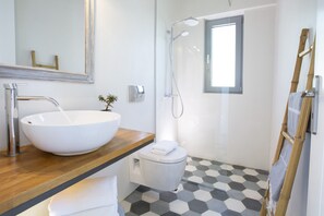 Luxury Villa, 2 Bedrooms, Private Pool, Sea View | Bathroom shower - Anemos Luxury Villas (Lefkada)