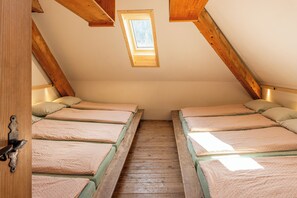 共用宿舍, 共用浴室 (1 bed in 16 bed dorm) | 床單