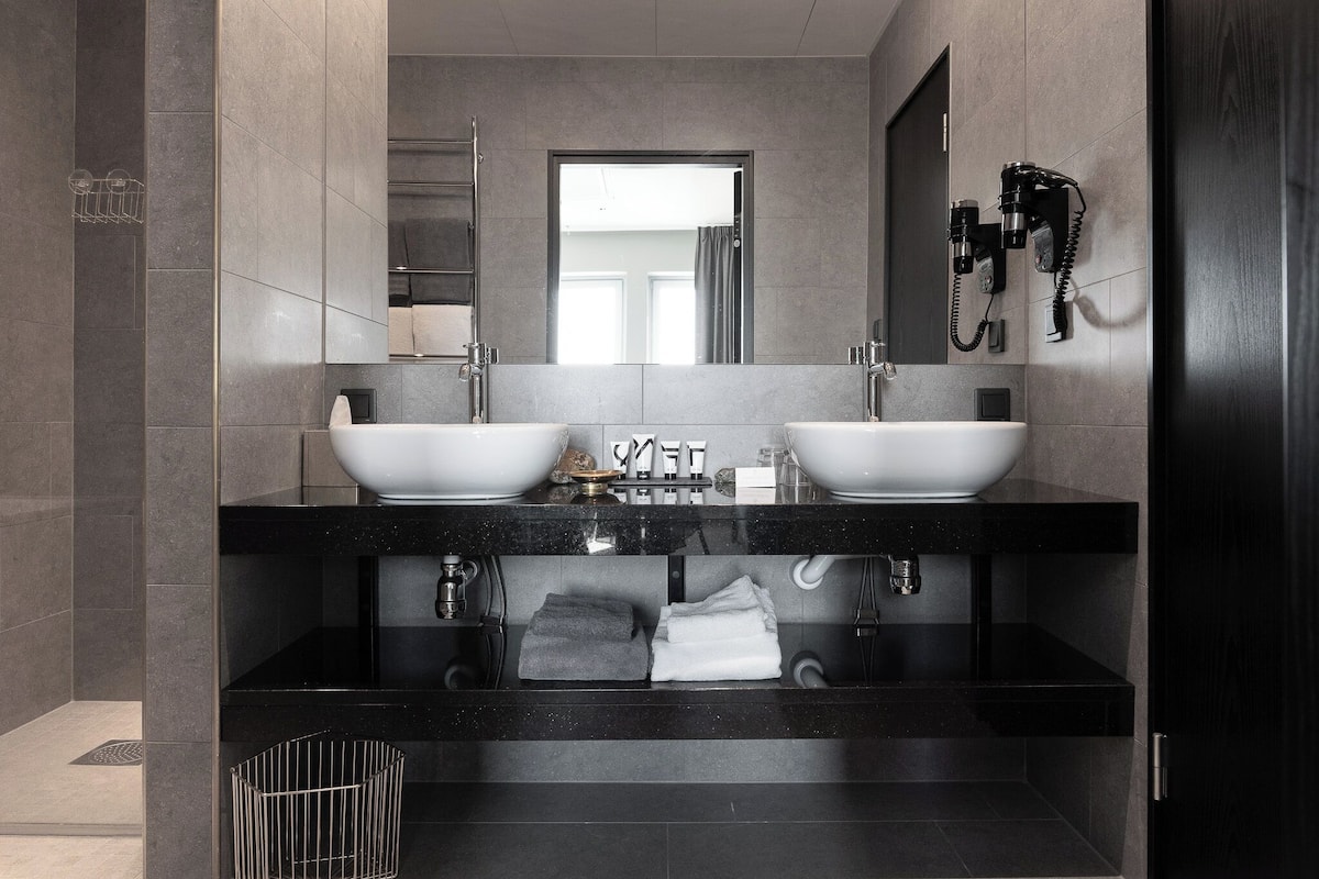 suite (winter) | bathroom | shower, designer toiletries, hair dryer, towels