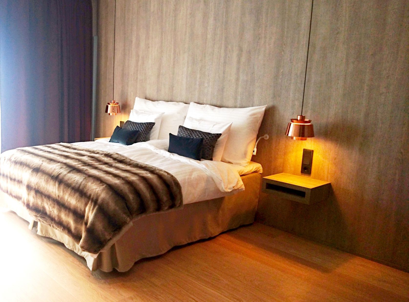 ميني بار وخزنة داخل الغرفة ومكتب ومساحة عمل للكمبيوتر المحمول