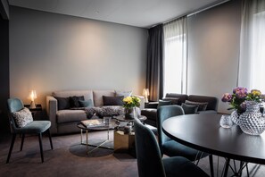 Suite (Winter) | Living area | 55-inch TV with satellite channels - KUST Hotell & Spa (Pitea)