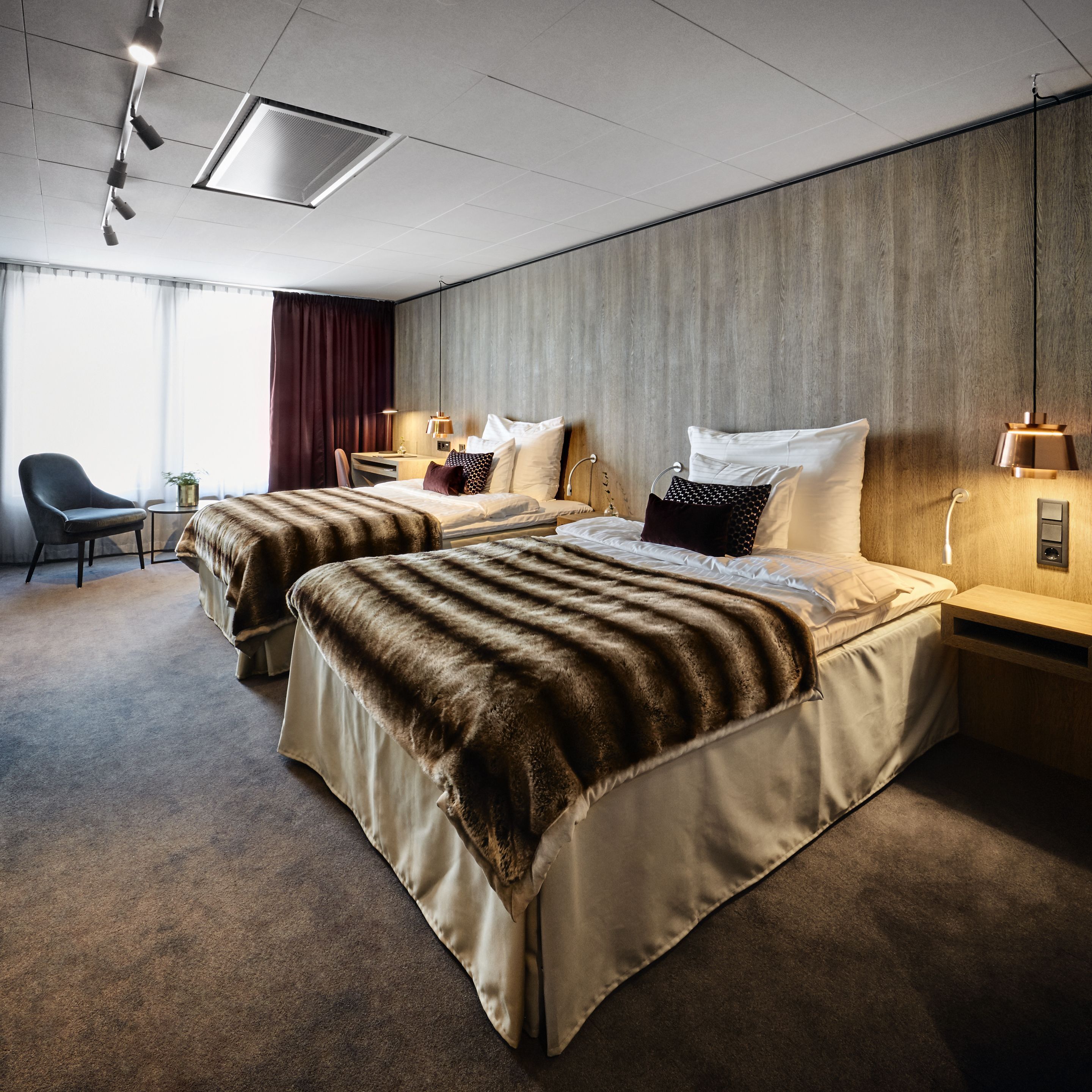 ميني بار وخزنة داخل الغرفة ومكتب ومساحة عمل للكمبيوتر المحمول