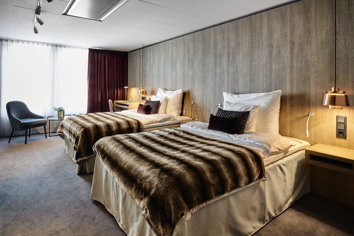 Minibar, caja de seguridad en la habitación y escritorio