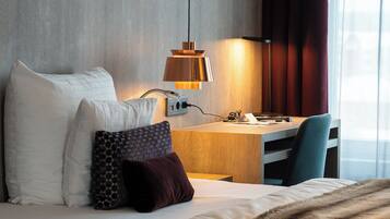 Dubbelrum Deluxe | 1 sovrum, minibar, vÀrdeförvaringsskÄp pÄ rummet och skrivbord