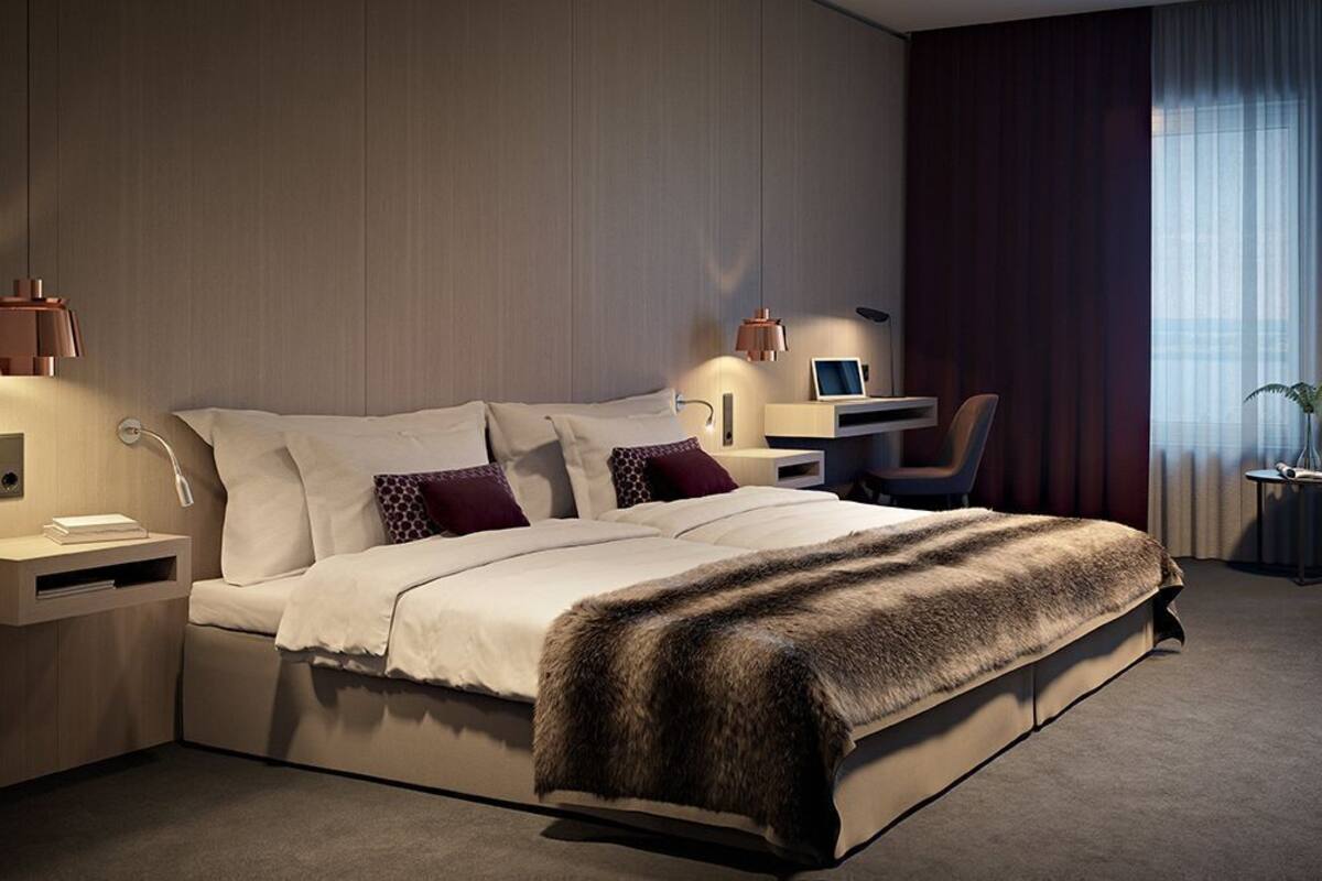 Minibar, caja de seguridad en la habitación y escritorio