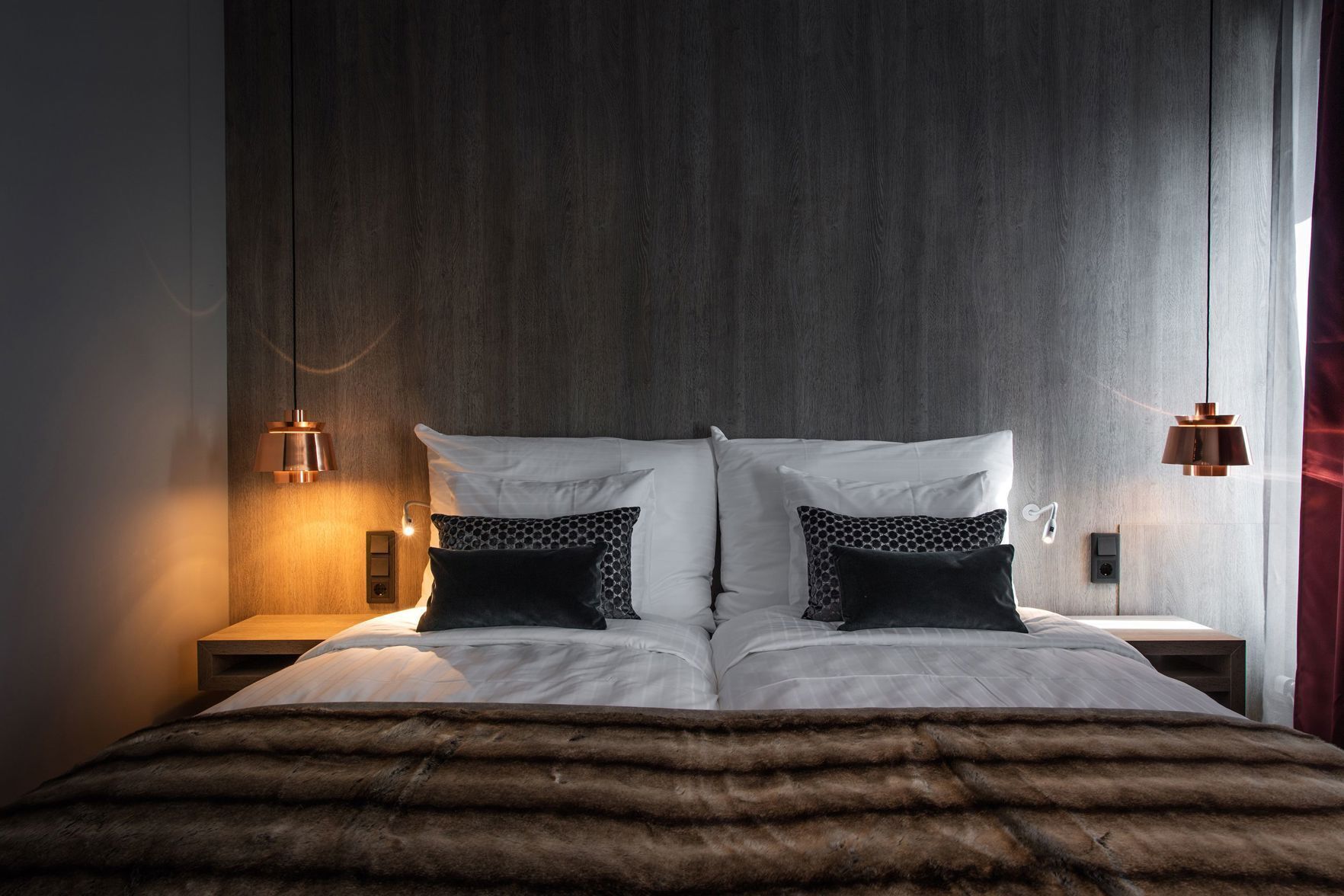 ميني بار وخزنة داخل الغرفة ومكتب ومساحة عمل للكمبيوتر المحمول