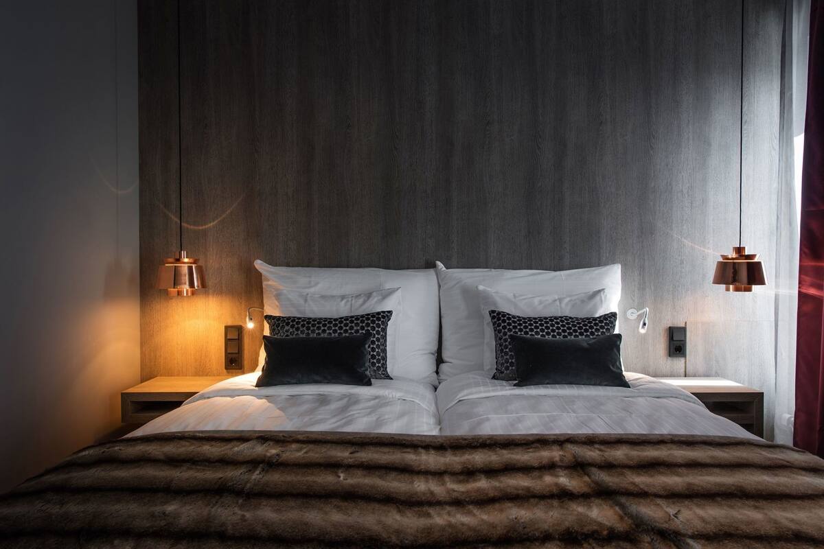 Minibar, caja de seguridad en la habitación y escritorio