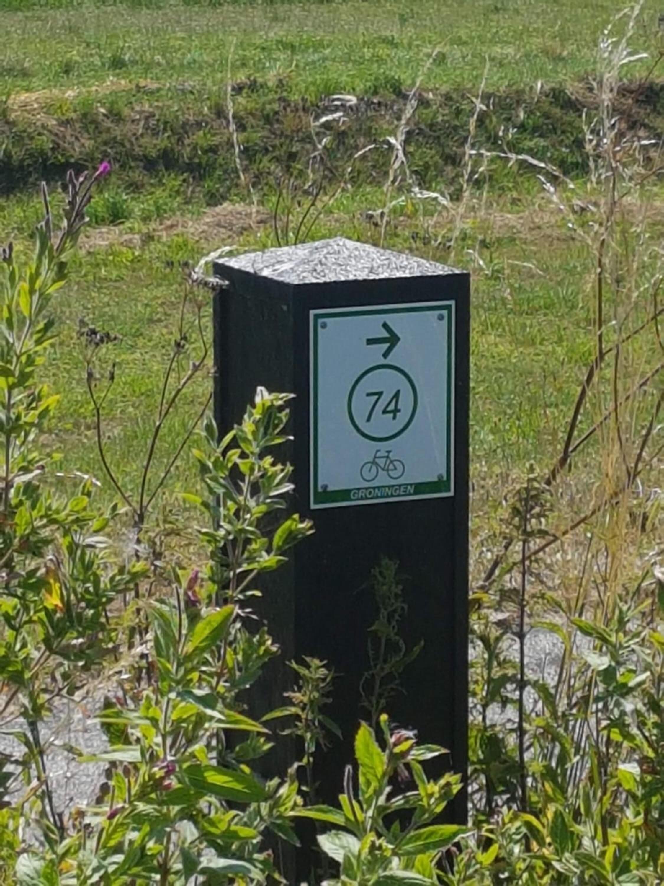 Skilt der viser rute 74 med et cykelsymbol, der angiver en cykelsti.