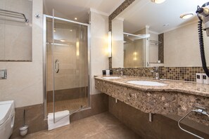 Shower, designer toiletries, hair dryer, bathrobes - Merchant's Crown Suites and Spa (Prague)