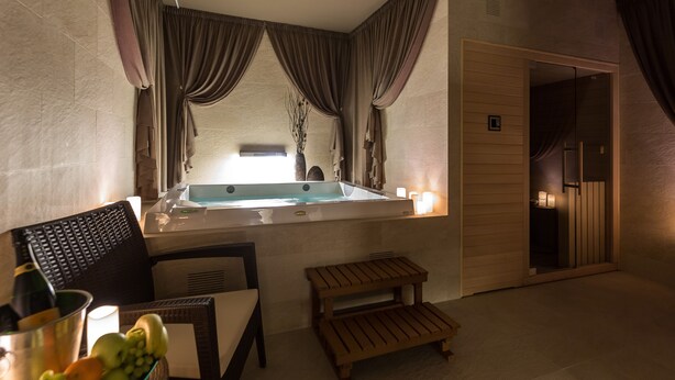 Indoor spa tub - Merchant's Crown Suites and Spa (Prague)