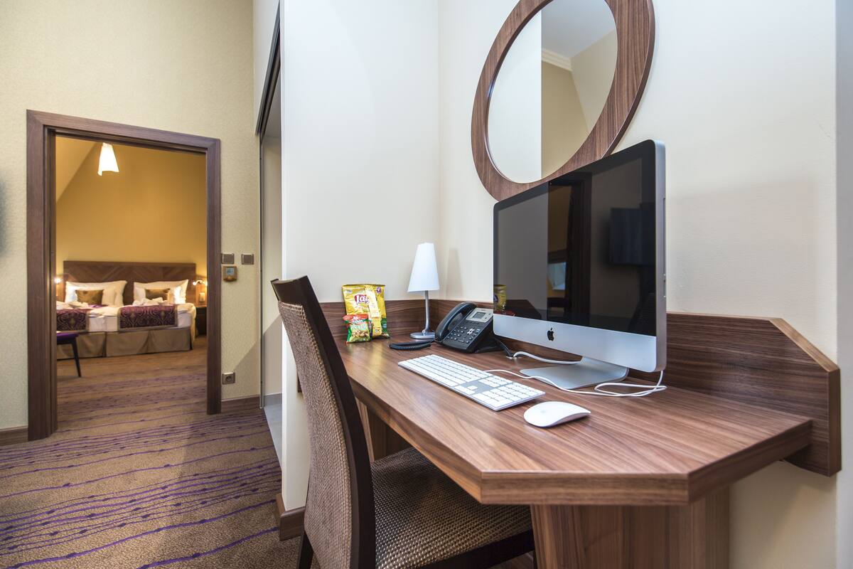 Suite, balcone (King) | Biancheria da letto di alta qualità, minibar, una cassaforte in camera