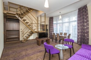 Suite, byutsikt (King) | Sengetøy av topp kvalitet, minibar og safe på rommet