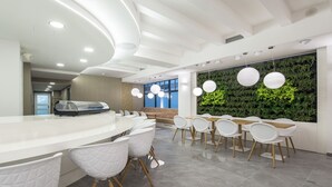 Breakfast, lunch, dinner and brunch served - Merchant's Crown Suites and Spa (Prague)