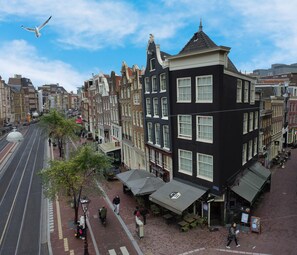 Front of property – evening/night - Hotel Corner House (Amsterdam)